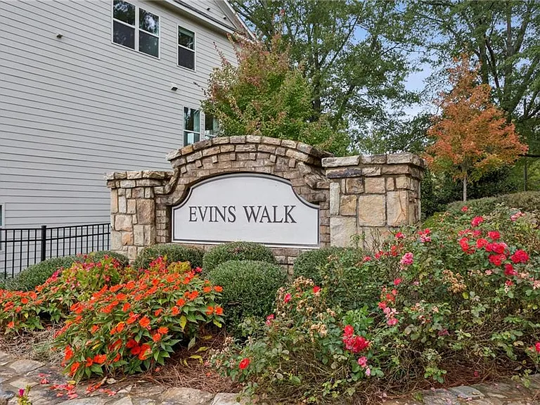 1368 Live Oak Ln — Photo 24