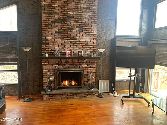 3rd image of 127 Lincoln Dr