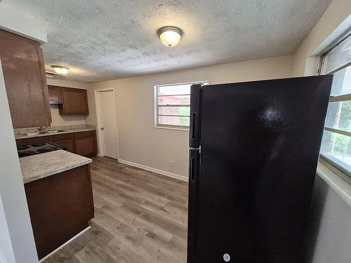 3 bed, 1.0 bath, 828 sqft, $1,250 — Photo 4