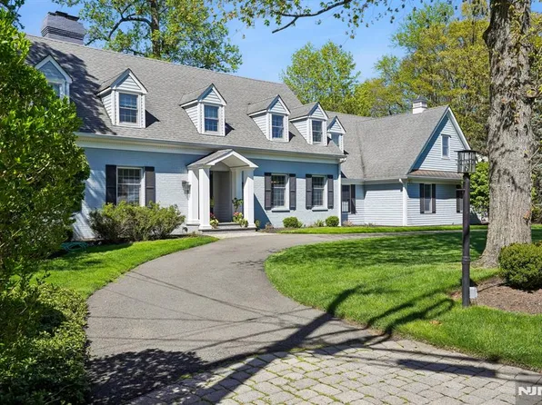 372 Lakeview Dr, Wyckoff, NJ 07481
