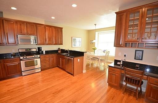 3rd image of 37 Lois Ln