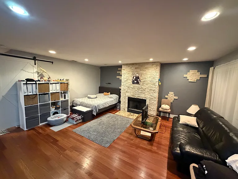 4045 N Oleander Ave — Photo 2