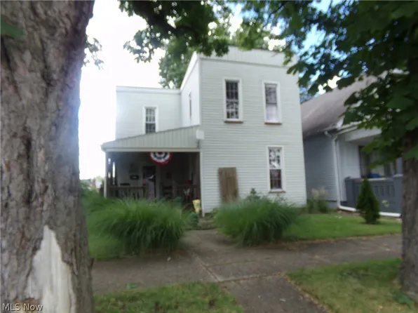 422 N Dawson St, Uhrichsville, OH 44683