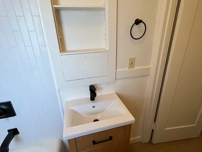 2820 International Blvd #4 — Photo 8