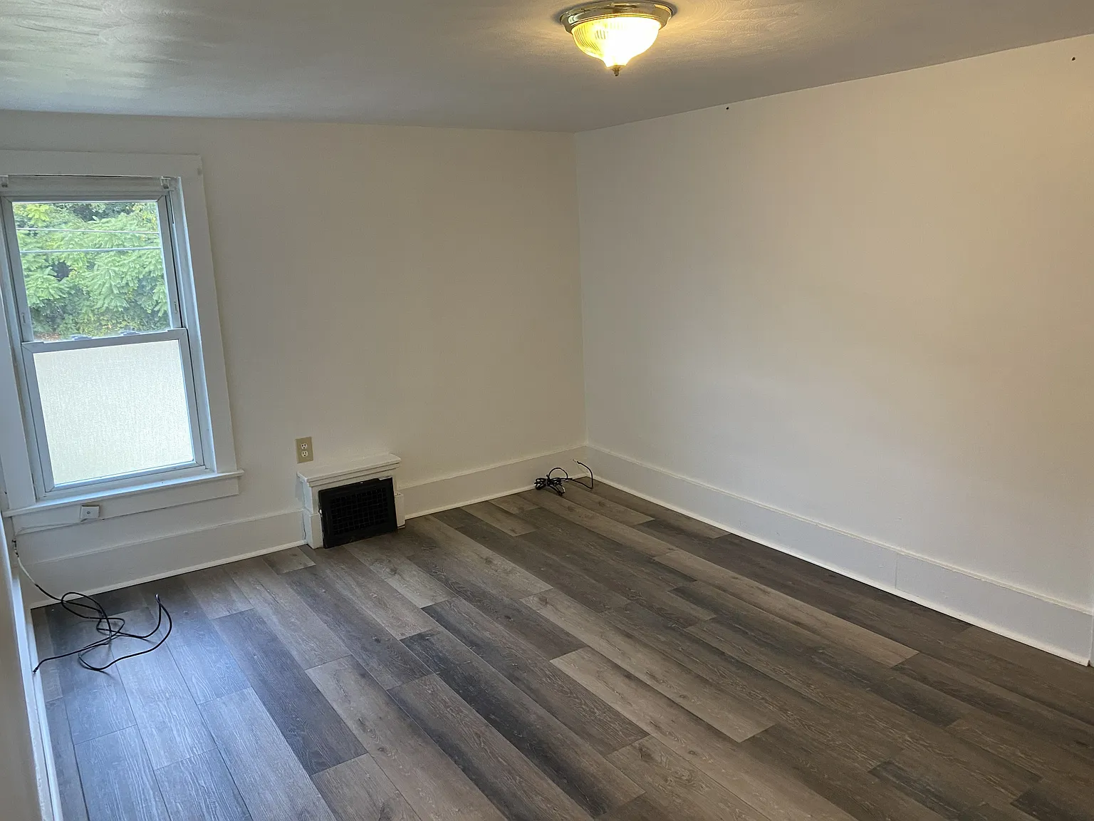 2 bed, 1300 sqft, $900 — Photo 2