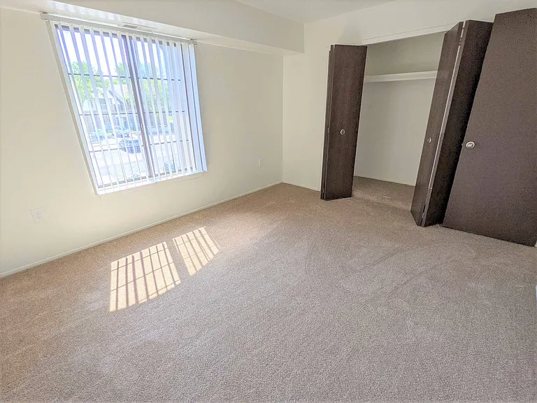 Windsor Place Apartments — Photo 44