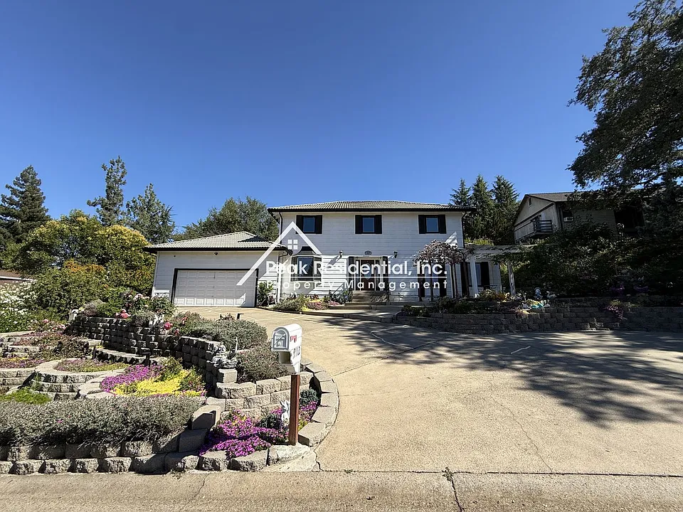 912 Yosemite Ln