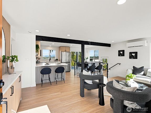 3rd image of 4022 37th Avenue SW