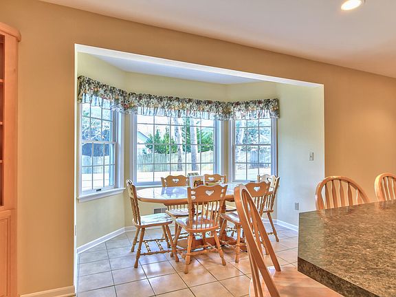 4th image of 704 Eton Ct