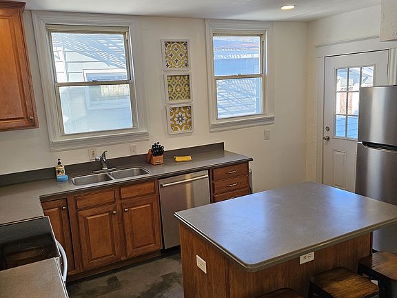 Coffee in the morning, laptop in the afternoon_flexible island dining for work or meals.