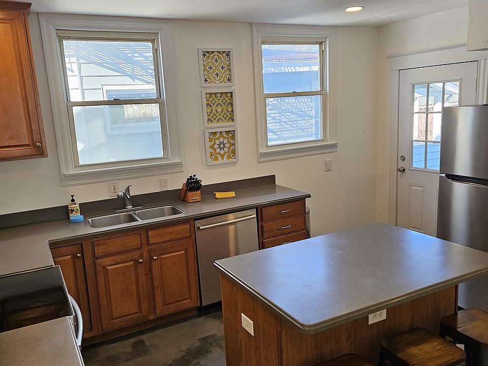 Coffee in the morning, laptop in the afternoon_flexible island dining for work or meals.