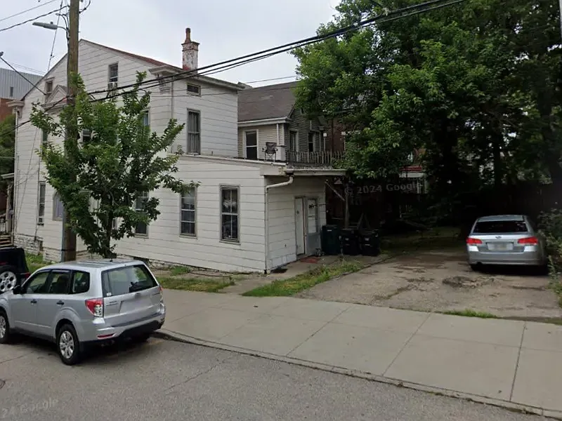4 bed, 2500 sqft, $3,300 — Photo 3
