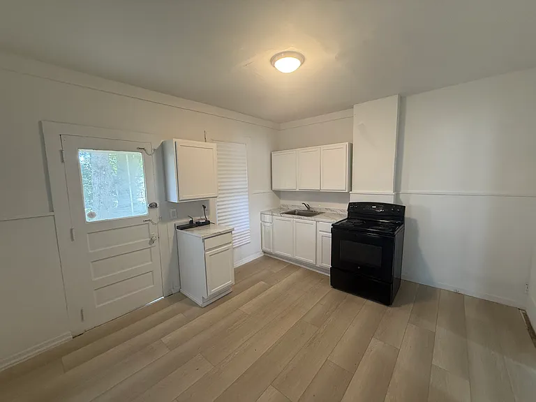143 William St — Photo 4