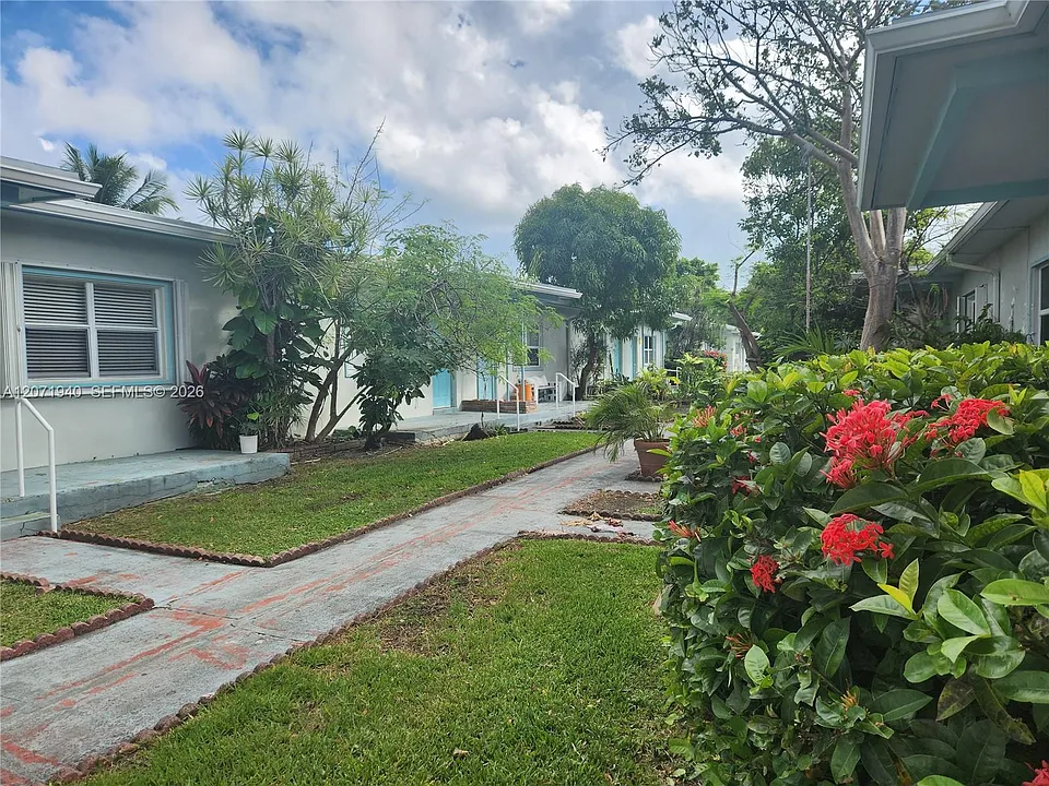 1239 Marseille Dr #4