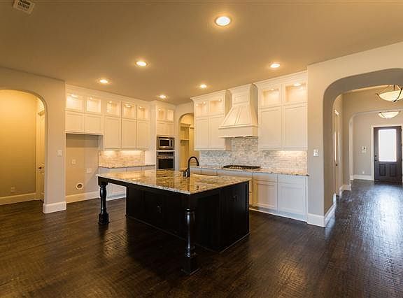 5th image of 313 Toulouse Ln
