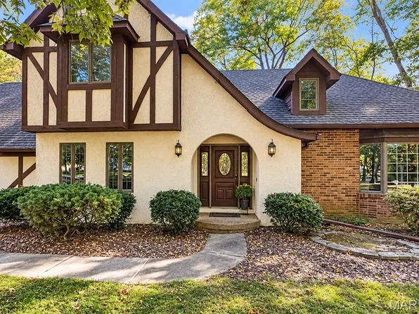 158 Hackberry Ln, Highland, IL 62249