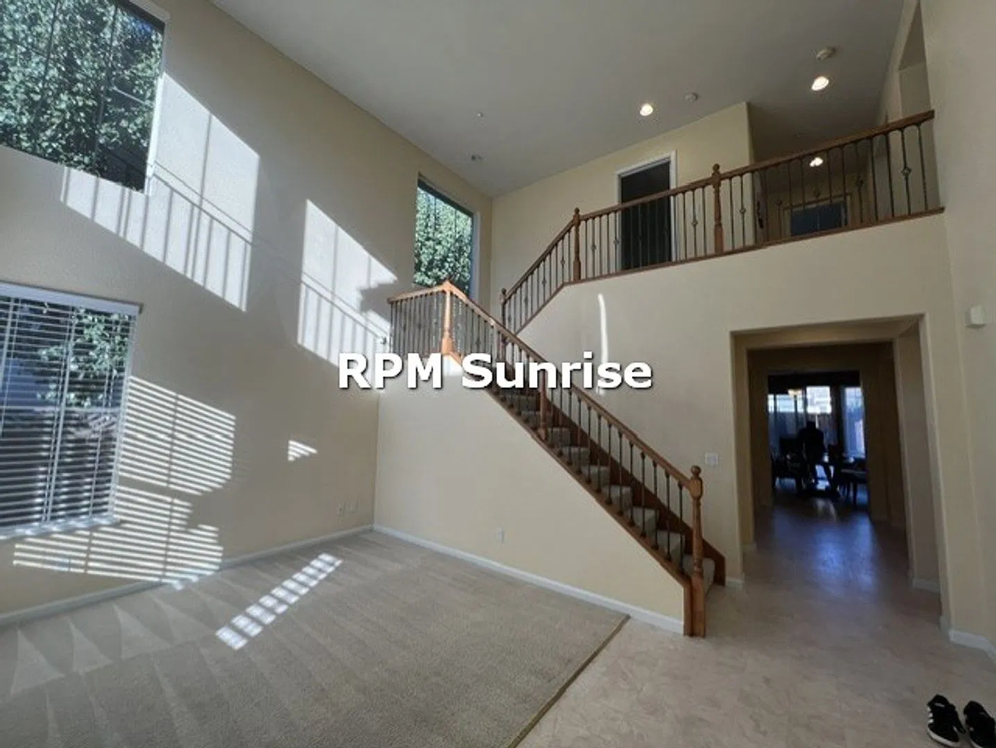 Spacious 5BR/2.5BA Home in Brentwood Open Floor Plan, High Ceilings — Photo 2