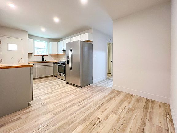 5th image of 4739 Point Loma Ave #A