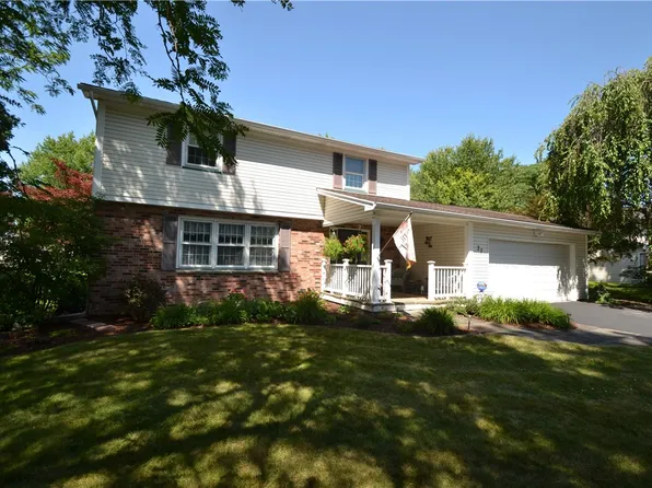 27 Old Barn Cir, Penfield, NY 14526