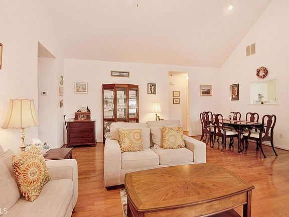 4th image of 130 Woodgate Cir
