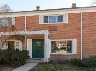 663 Carriage Hill Dr, Glenview, IL 60025