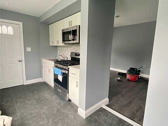 4th image of 8 Moffitt Blvd