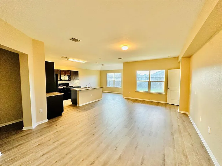 704 Silver Wing Dr — Photo 3
