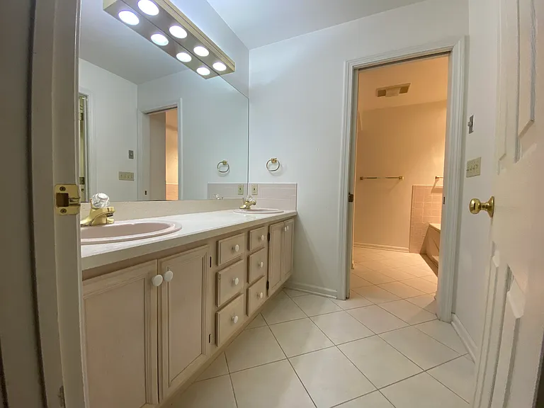 2 Ascot Ln — Photo 2