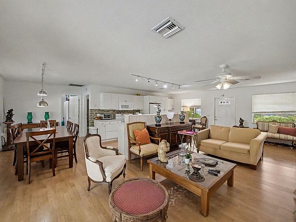 4th image of 394 Evergreen Avenue