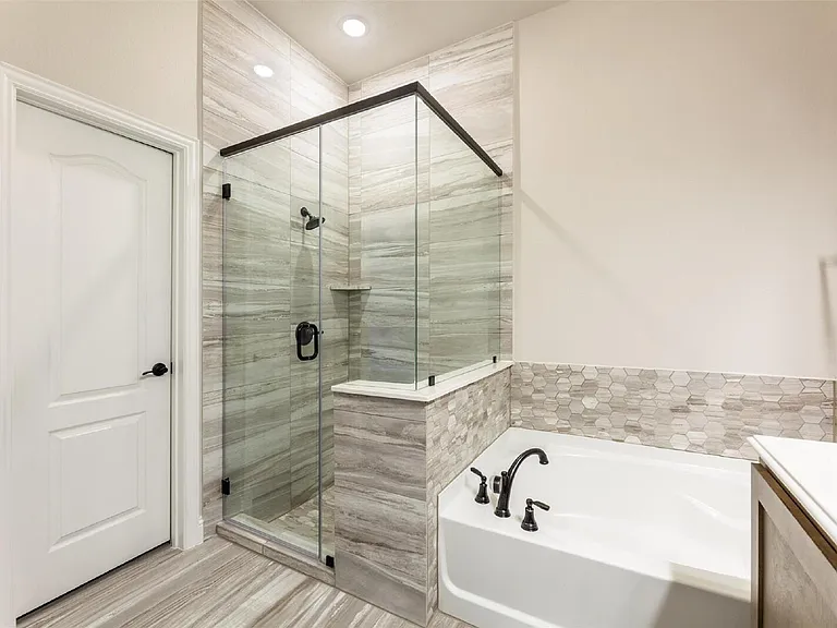 1304 Lancaster Dr — Photo 17