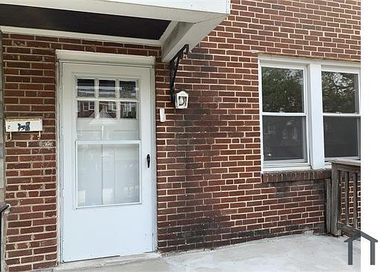 2nd image of 160 W Meadow Rd