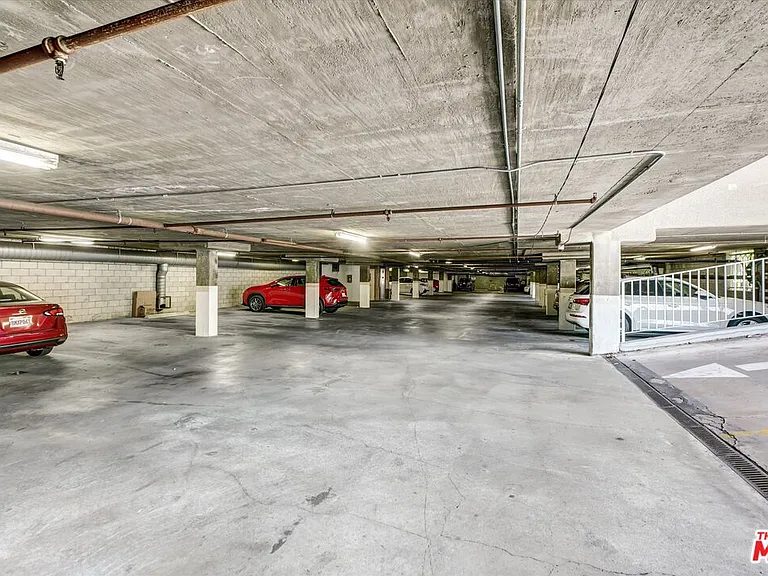 2222 N Beachwood Dr #302 — Photo 33