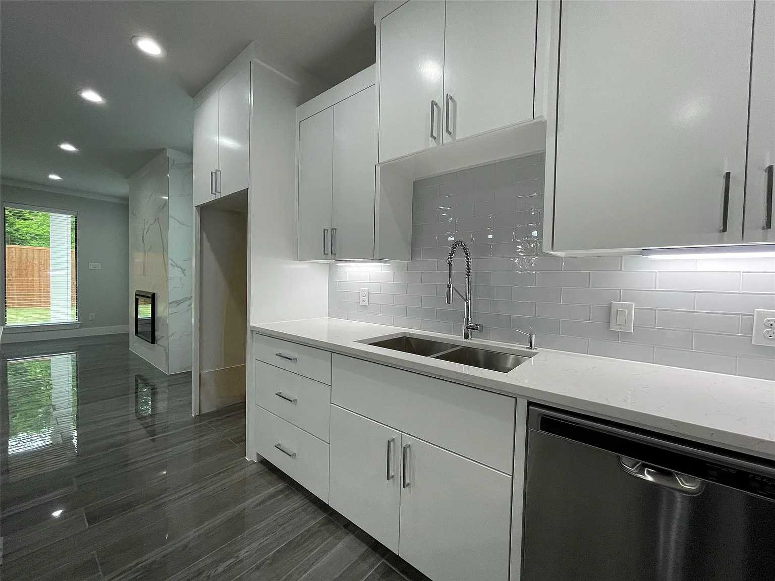 3 bed, 3.5 bath, 2500 sqft, $3,300 — Photo 4