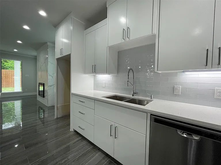 2417 N Winnetka Ave — Photo 7