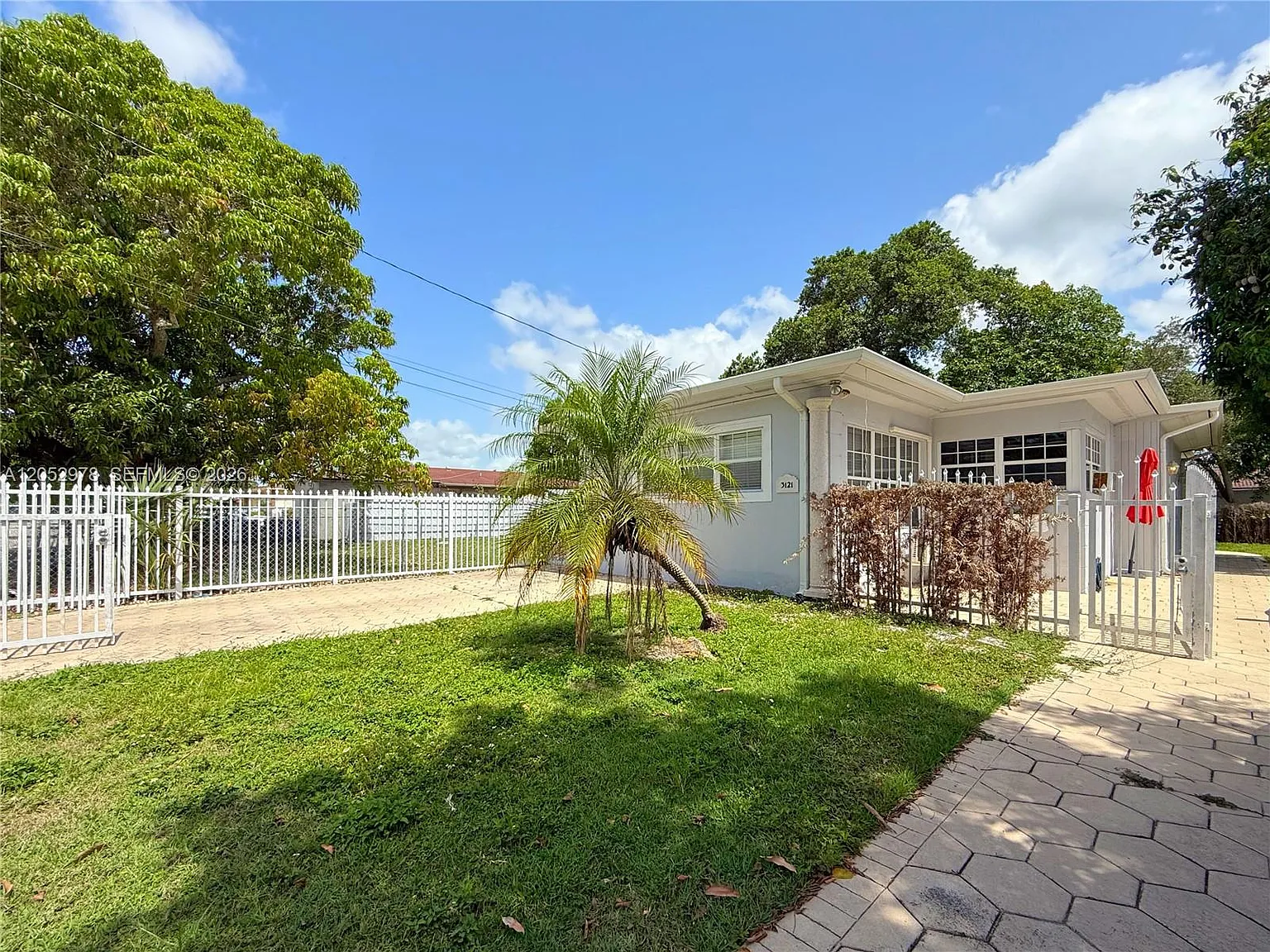 2 bed, 1.0 bath, 1472 sqft, $2,500 — Photo 1