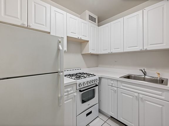 3rd image of 300 W 55th St APT 8N