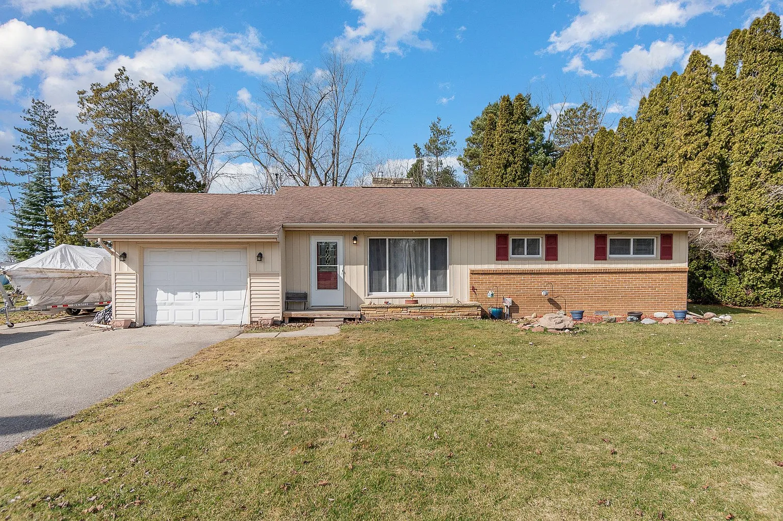 200 Center Dr photo 1