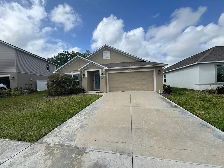 844 SW Corbin Cir — Photo 1