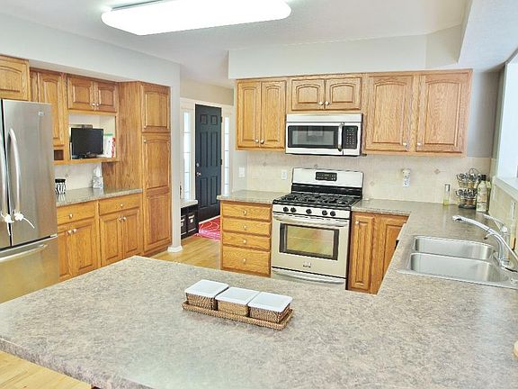 4th image of 305 NW Winterberry St