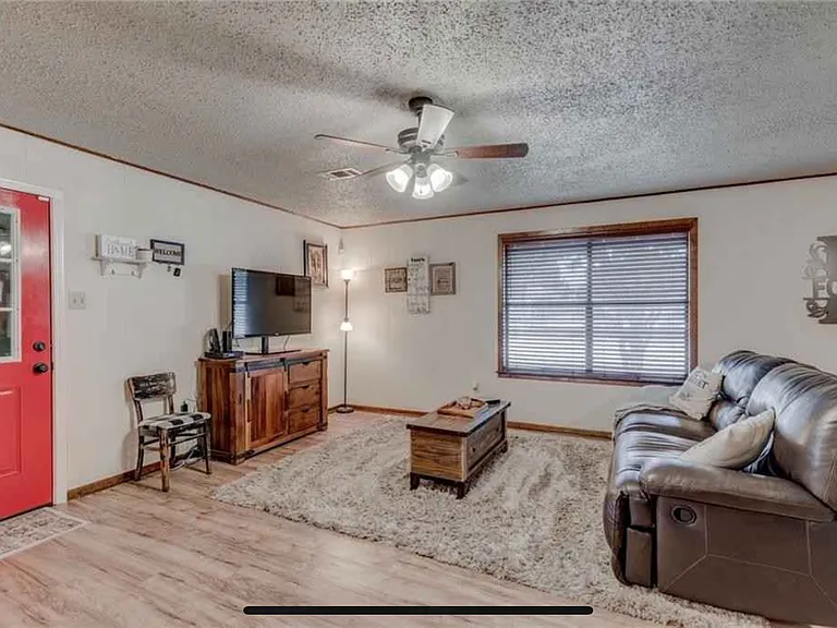 203 E Brier Ln — Photo 3