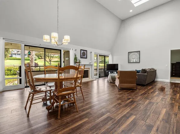 2537 Navarra Dr Unit 9B, Carlsbad, CA 92009