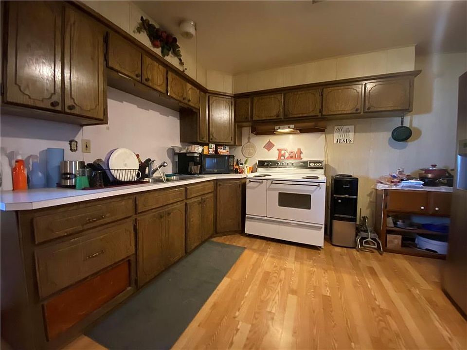 1st image of 305 E 4th St