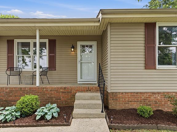 3rd image of 901 Preston Ct
