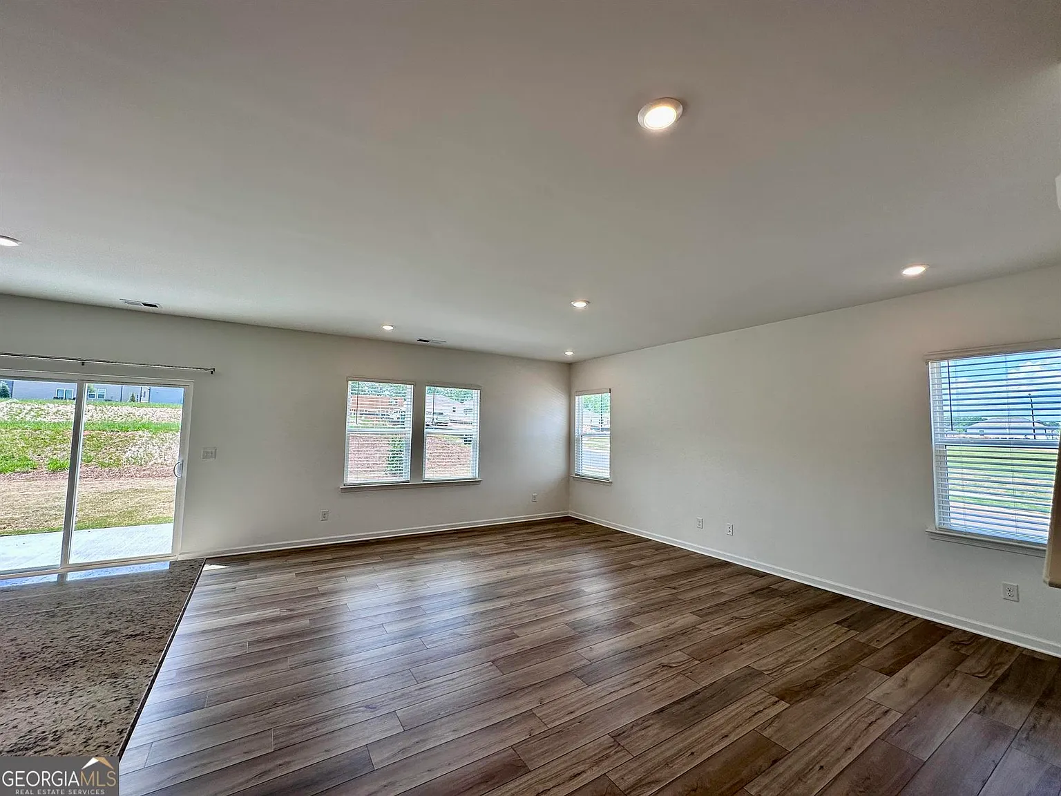 6 bed, 4.0 bath, $3,200 — Photo 4