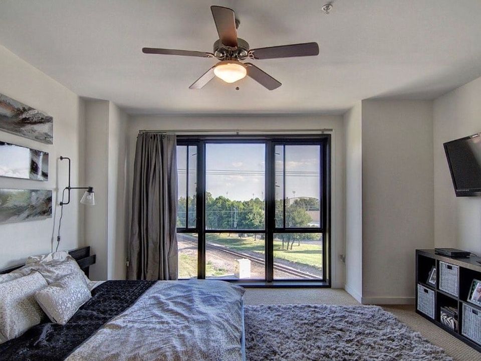 1st image of 401 E Boyd St Suite 404
