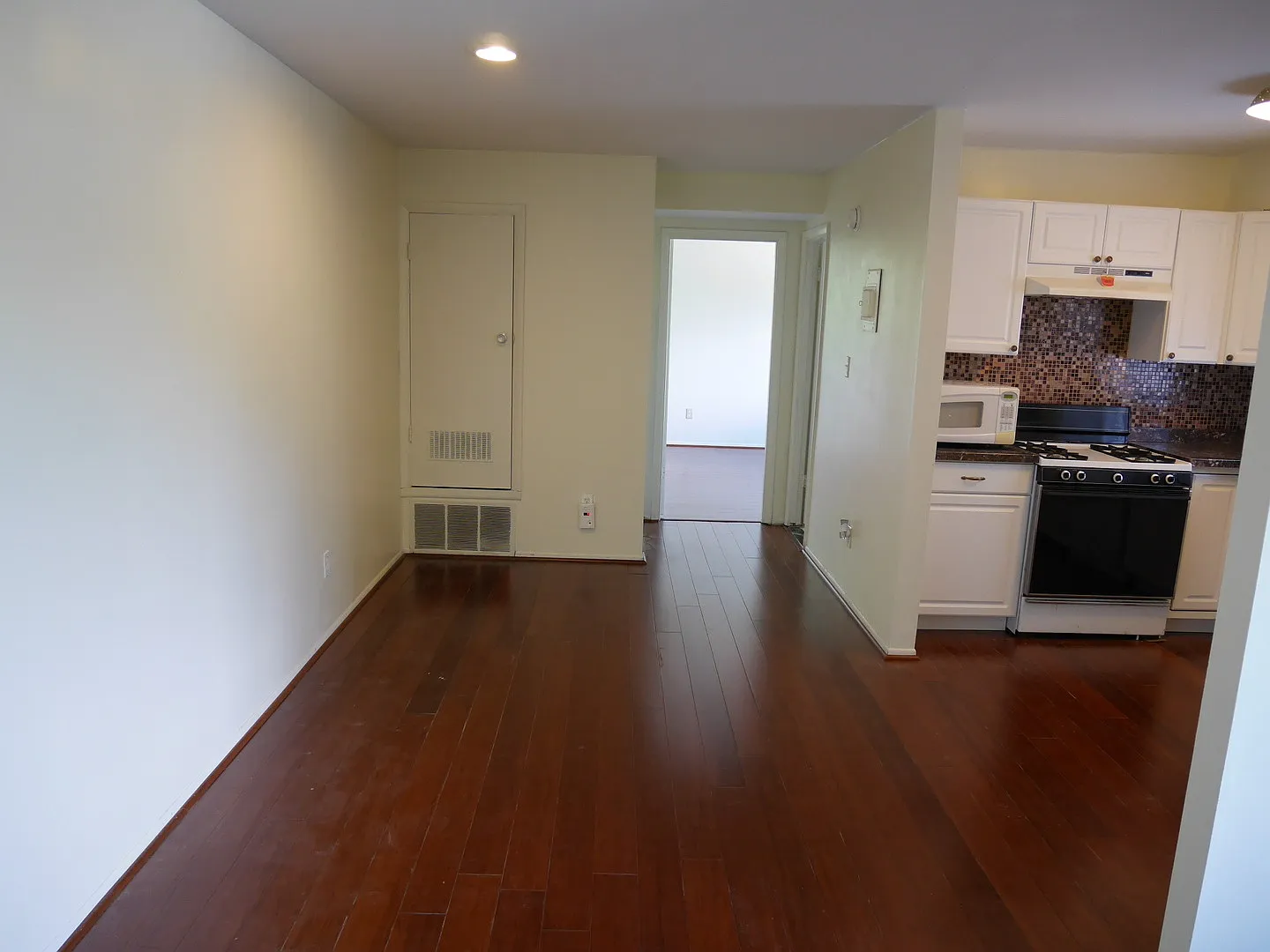 One Bedroom Condo Located In Gardens At Owings Mills! - Rent Special 1/2 Off Second Month's Rent — Photo 2