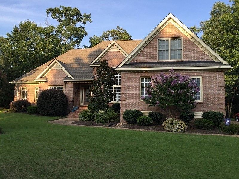 Welcome Home : Sun rises on the back and sets on the front providing natural light throughout.