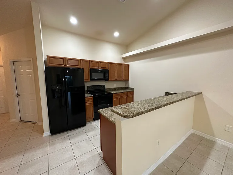 1407 SE 10th Ter — Photo 2