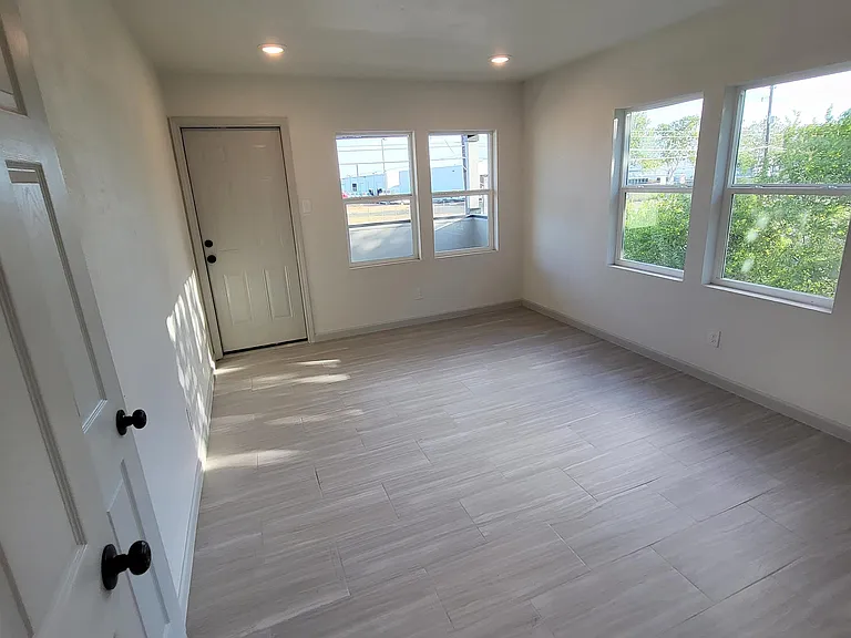 2417 Castroville Rd — Photo 8