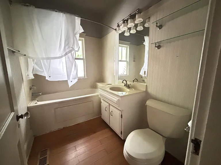 1489 Elizabeth St — Photo 4